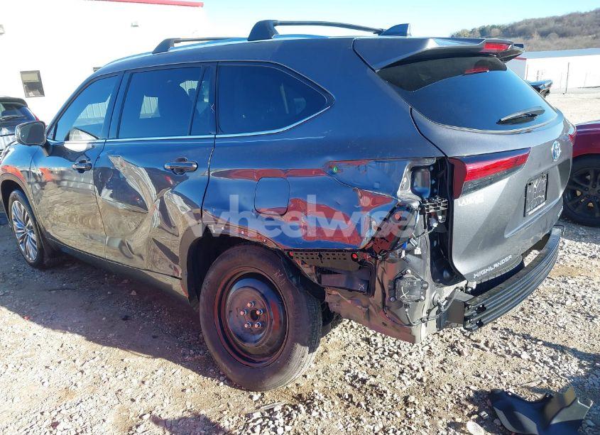 Photo 6 of 2023 Toyota Highlander HYBRID PLATINUM (VIN 5TDFARAH2PS525908)