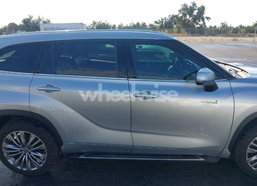 Photo 13 of 2021 Toyota Highlander HYBRID PLATINUM (VIN 5TDFARAH5MS005584)