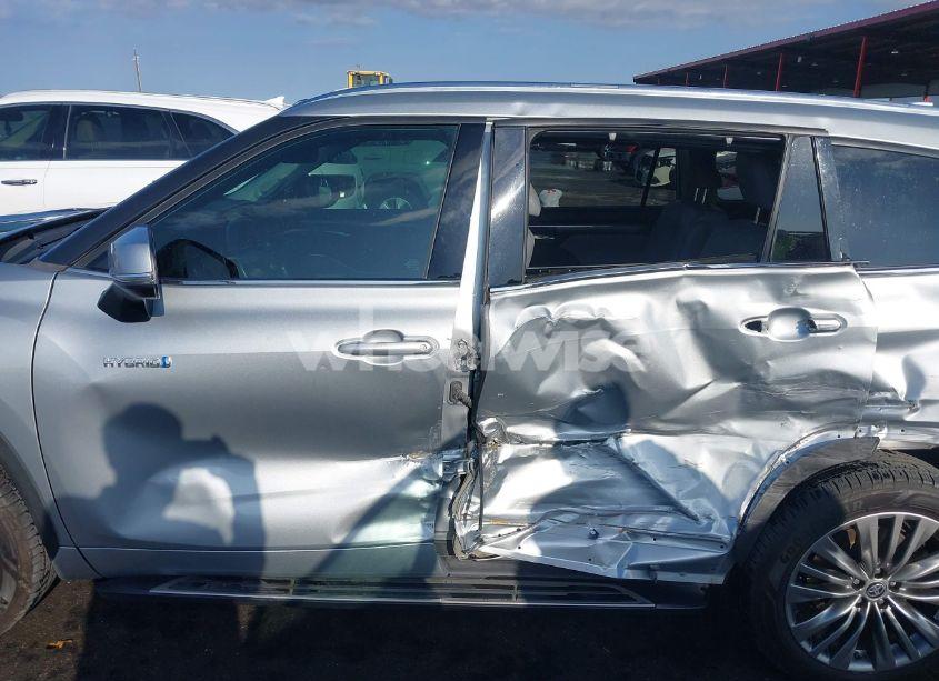 Photo 14 of 2021 Toyota Highlander HYBRID PLATINUM (VIN 5TDFARAH5MS005584)