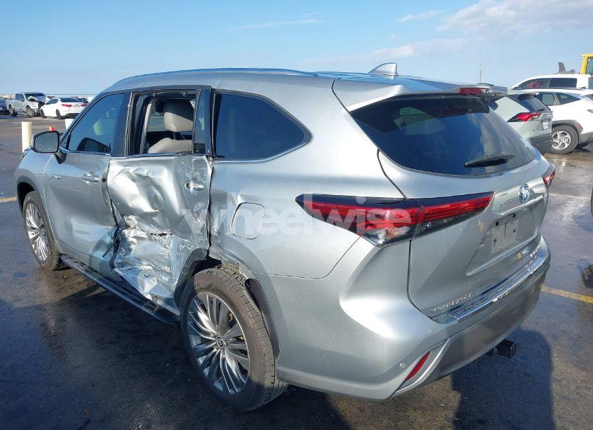 Photo 3 of 2021 Toyota Highlander HYBRID PLATINUM (VIN 5TDFARAH5MS005584)