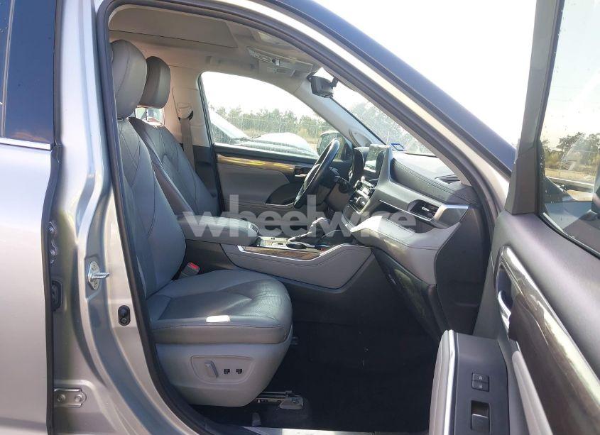 Photo 5 of 2021 Toyota Highlander HYBRID PLATINUM (VIN 5TDFARAH5MS005584)