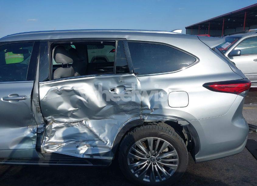 Photo 6 of 2021 Toyota Highlander HYBRID PLATINUM (VIN 5TDFARAH5MS005584)