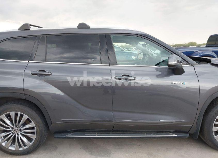 Photo 14 of 2021 Toyota Highlander HYBRID PLATINUM (VIN 5TDFARAHXMS008030)