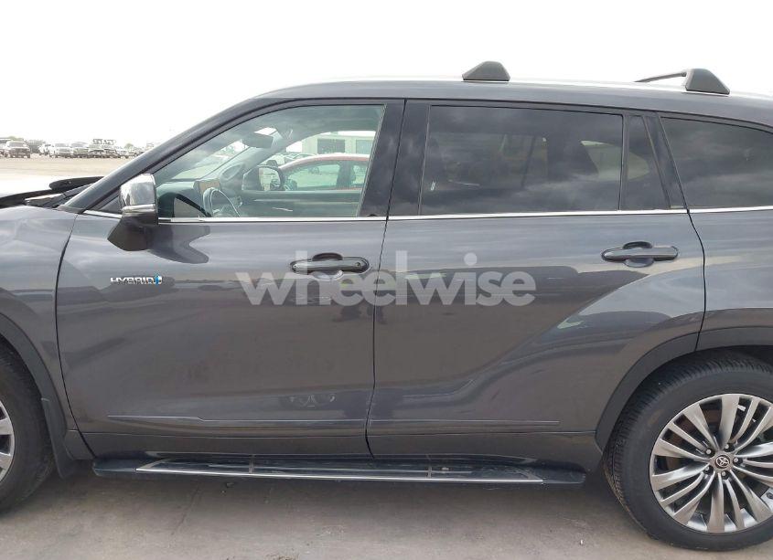 Photo 15 of 2021 Toyota Highlander HYBRID PLATINUM (VIN 5TDFARAHXMS008030)