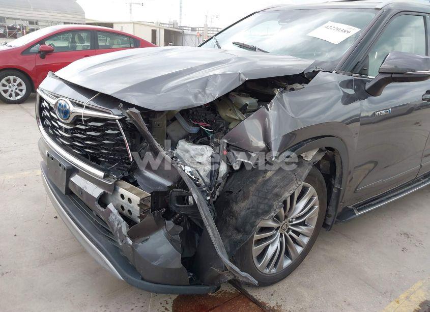 Photo 6 of 2021 Toyota Highlander HYBRID PLATINUM (VIN 5TDFARAHXMS008030)