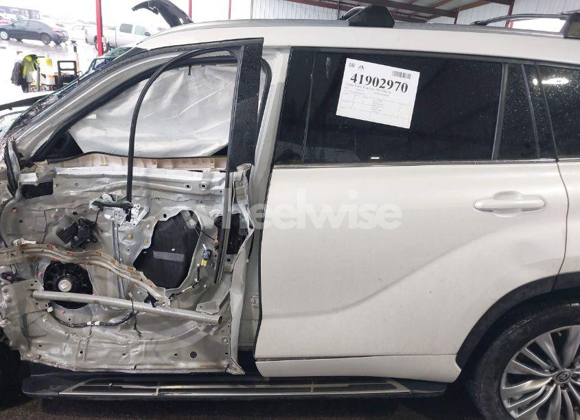 Photo 15 of 2021 Toyota Highlander HYBRID PLATINUM (VIN 5TDFARAHXMS008108)