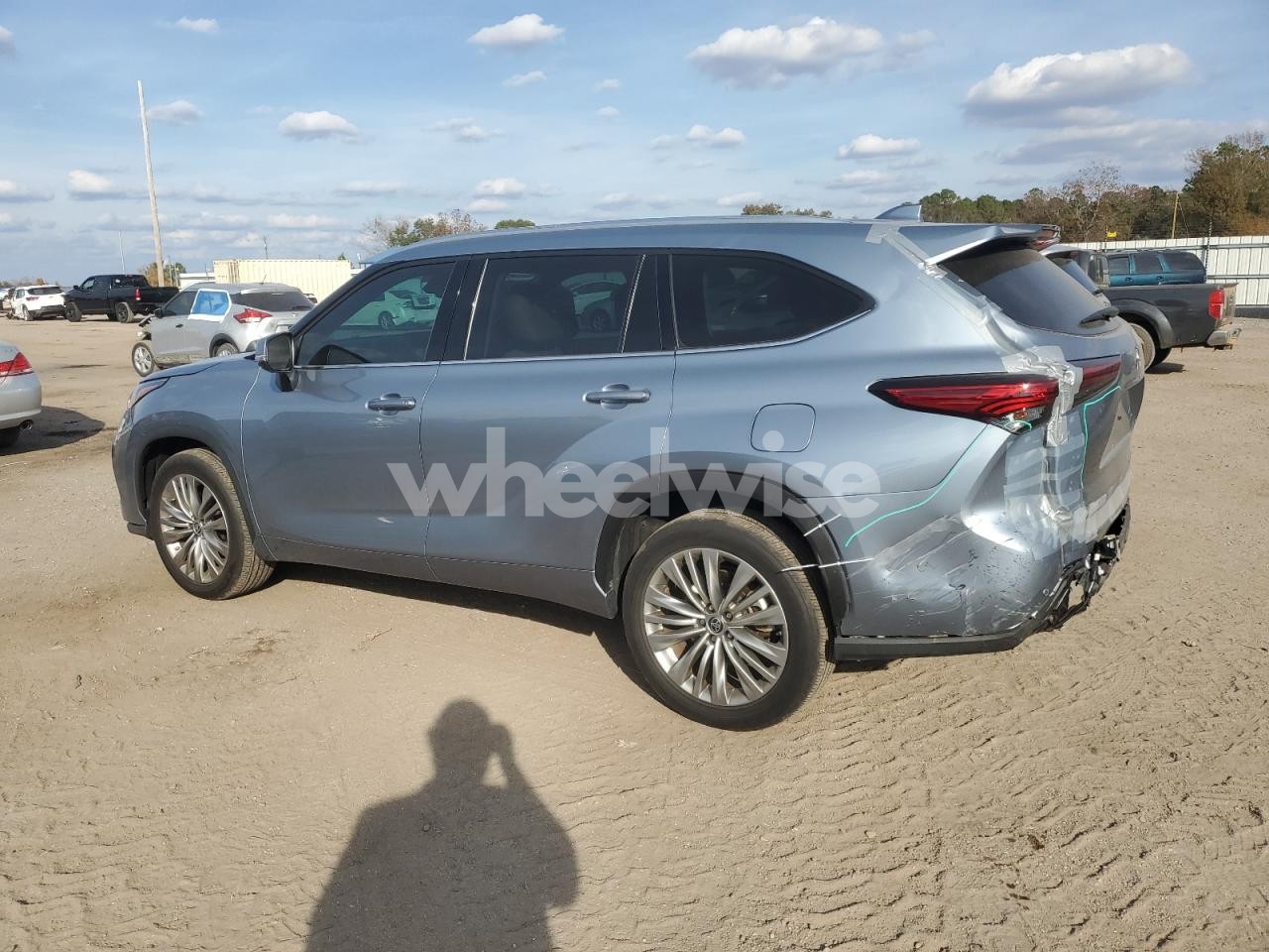 Photo 2 of 2022 TOYOTA HIGHLANDER PLATINUM (VIN 5TDFZRAH0NS112066)