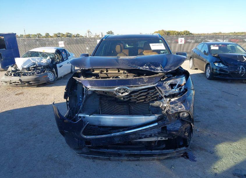 Photo 13 of 2022 Toyota Highlander PLATINUM (VIN 5TDFZRAH1NS121603)