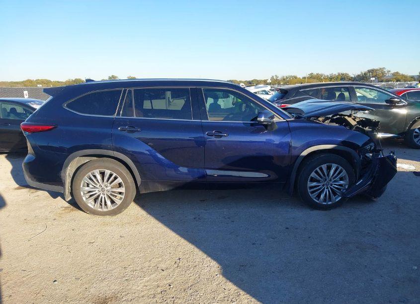 Photo 14 of 2022 Toyota Highlander PLATINUM (VIN 5TDFZRAH1NS121603)