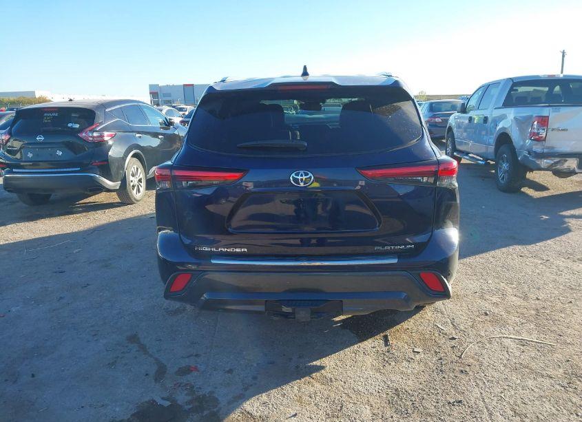 Photo 17 of 2022 Toyota Highlander PLATINUM (VIN 5TDFZRAH1NS121603)