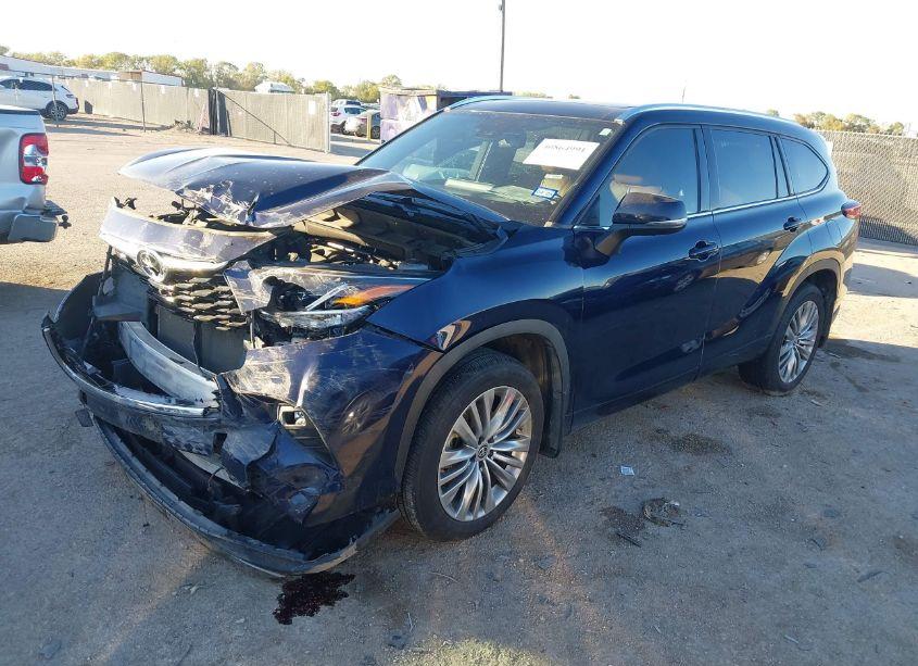 Photo 2 of 2022 Toyota Highlander PLATINUM (VIN 5TDFZRAH1NS121603)