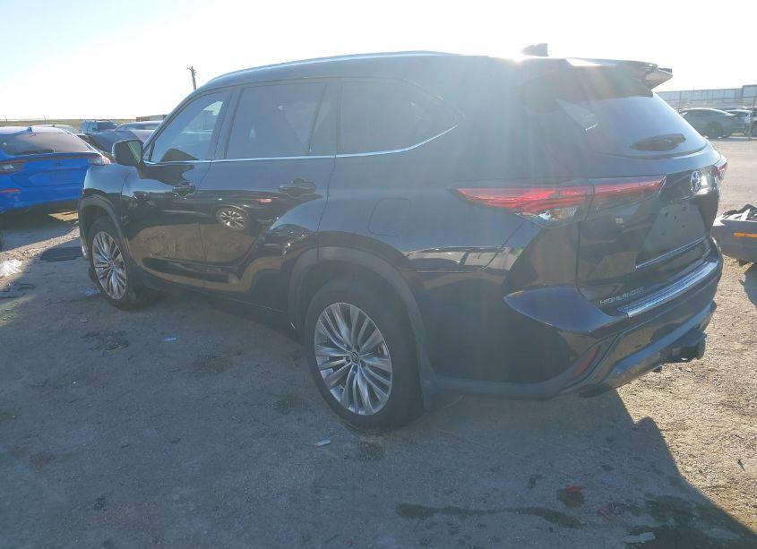 Photo 3 of 2022 Toyota Highlander PLATINUM (VIN 5TDFZRAH1NS121603)