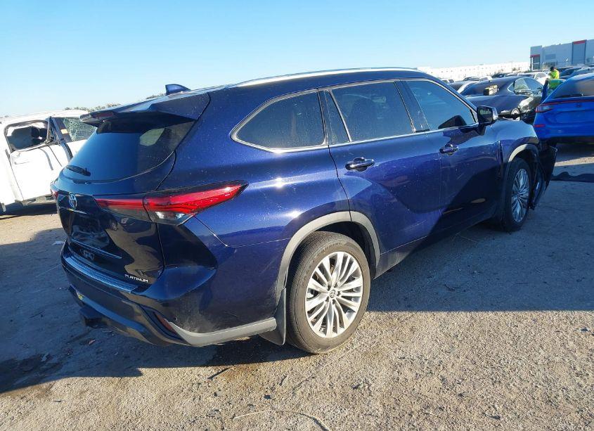 Photo 4 of 2022 Toyota Highlander PLATINUM (VIN 5TDFZRAH1NS121603)