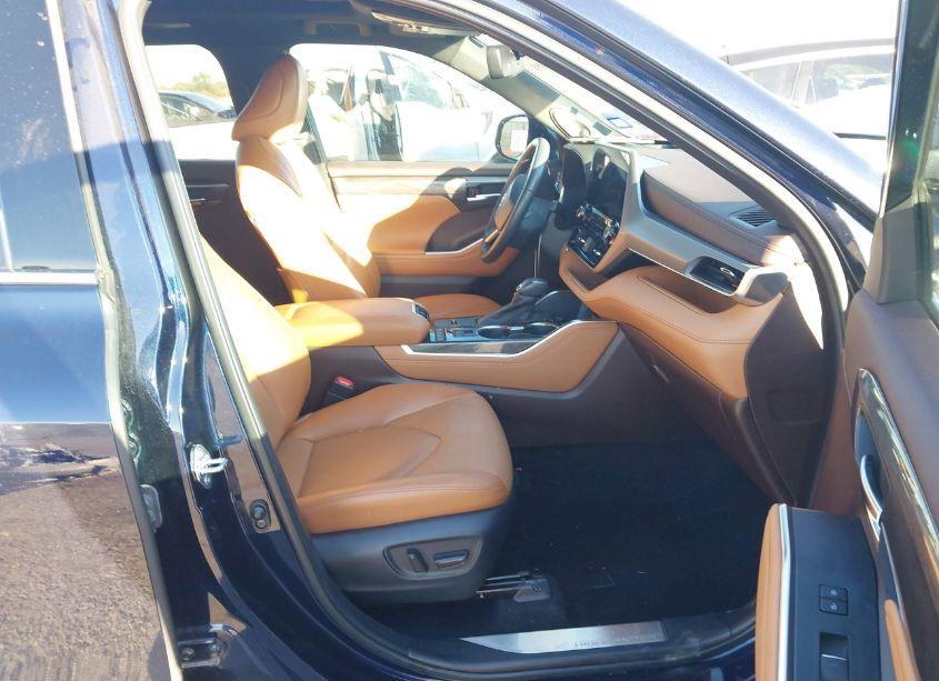 Photo 5 of 2022 Toyota Highlander PLATINUM (VIN 5TDFZRAH1NS121603)