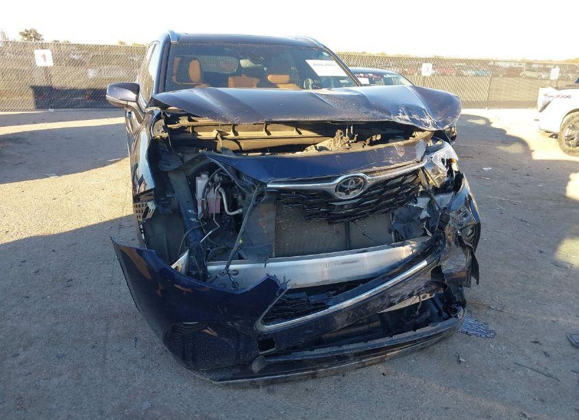 Photo 6 of 2022 Toyota Highlander PLATINUM (VIN 5TDFZRAH1NS121603)