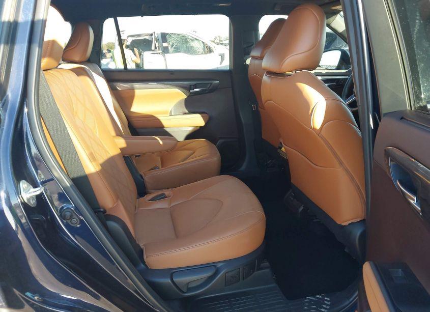 Photo 8 of 2022 Toyota Highlander PLATINUM (VIN 5TDFZRAH1NS121603)