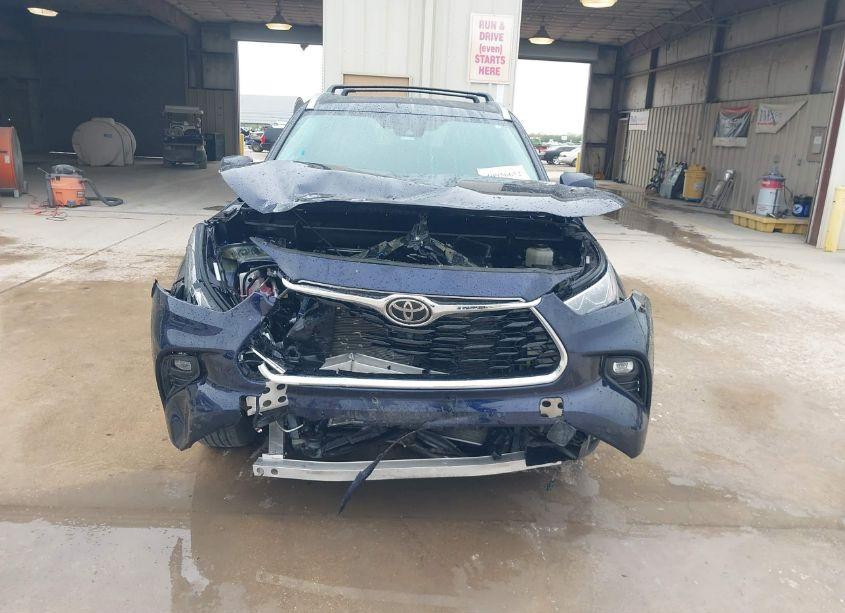 Photo 13 of 2022 Toyota Highlander PLATINUM (VIN 5TDFZRAH1NS129880)