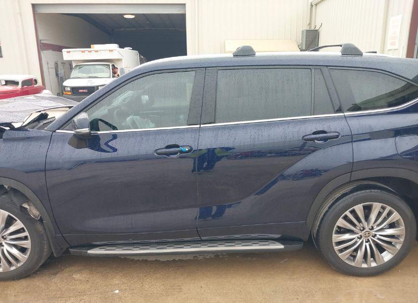 Photo 15 of 2022 Toyota Highlander PLATINUM (VIN 5TDFZRAH1NS129880)