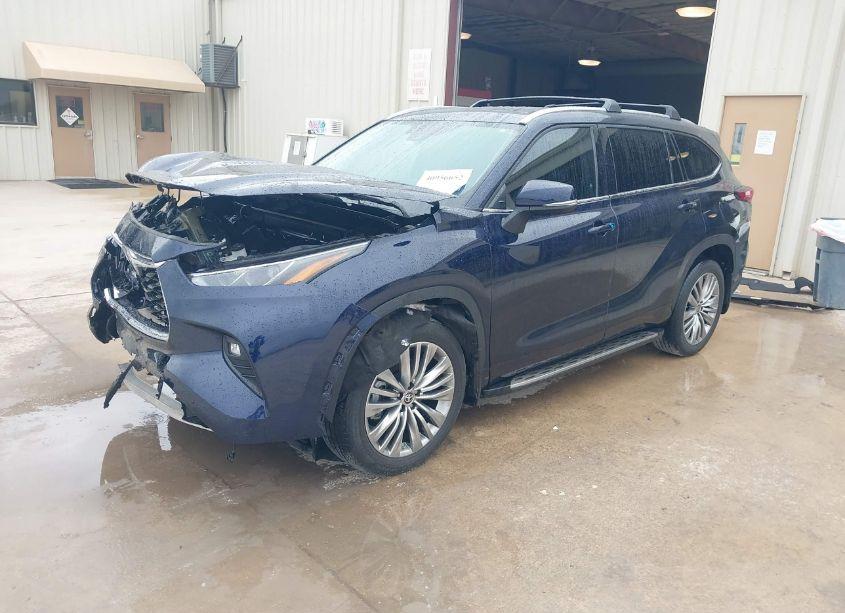 Photo 2 of 2022 Toyota Highlander PLATINUM (VIN 5TDFZRAH1NS129880)