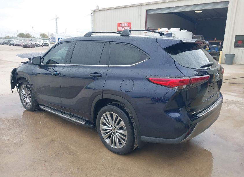Photo 3 of 2022 Toyota Highlander PLATINUM (VIN 5TDFZRAH1NS129880)