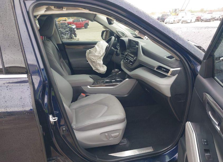 Photo 5 of 2022 Toyota Highlander PLATINUM (VIN 5TDFZRAH1NS129880)