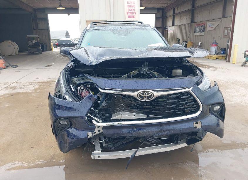 Photo 6 of 2022 Toyota Highlander PLATINUM (VIN 5TDFZRAH1NS129880)