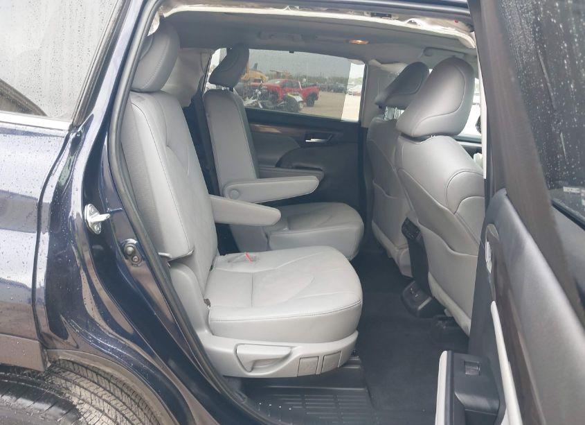 Photo 8 of 2022 Toyota Highlander PLATINUM (VIN 5TDFZRAH1NS129880)