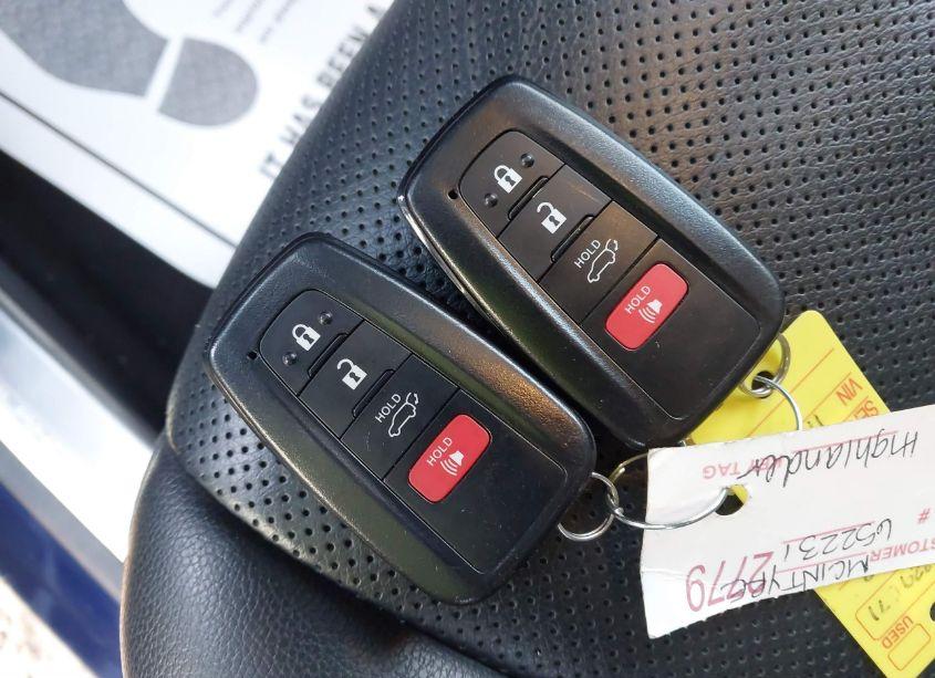 Photo 11 of 2022 Toyota Highlander PLATINUM (VIN 5TDFZRBH1NS229671)