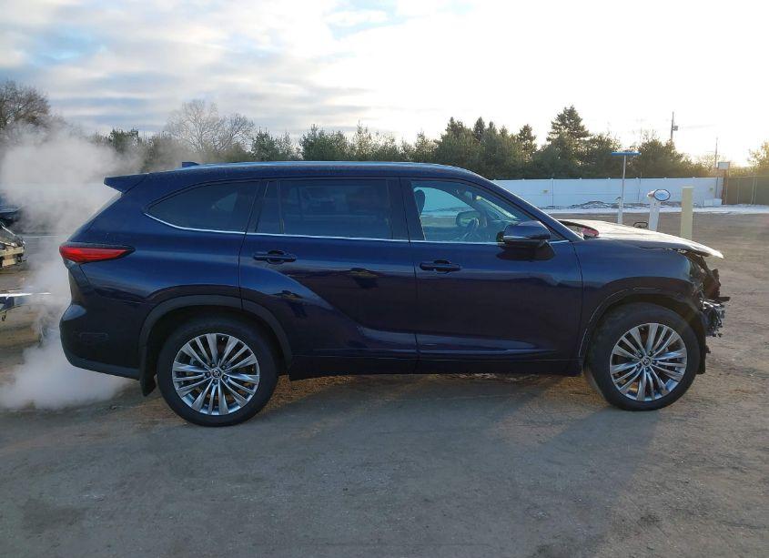 Photo 14 of 2022 Toyota Highlander PLATINUM (VIN 5TDFZRBH1NS229671)