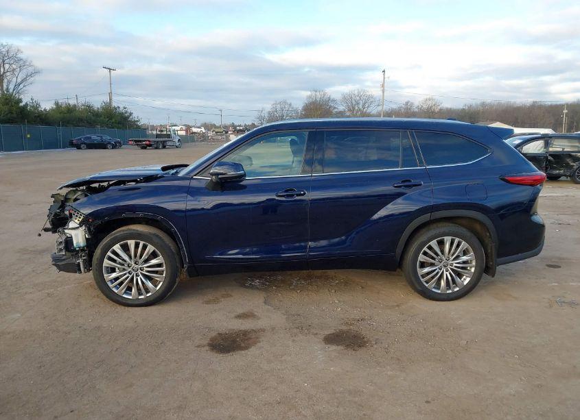 Photo 15 of 2022 Toyota Highlander PLATINUM (VIN 5TDFZRBH1NS229671)