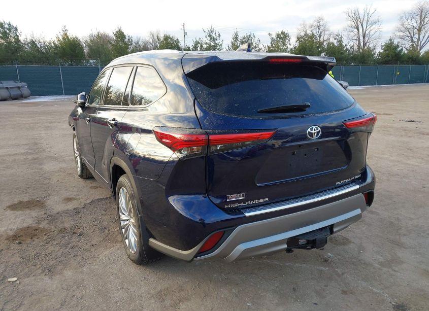 Photo 3 of 2022 Toyota Highlander PLATINUM (VIN 5TDFZRBH1NS229671)