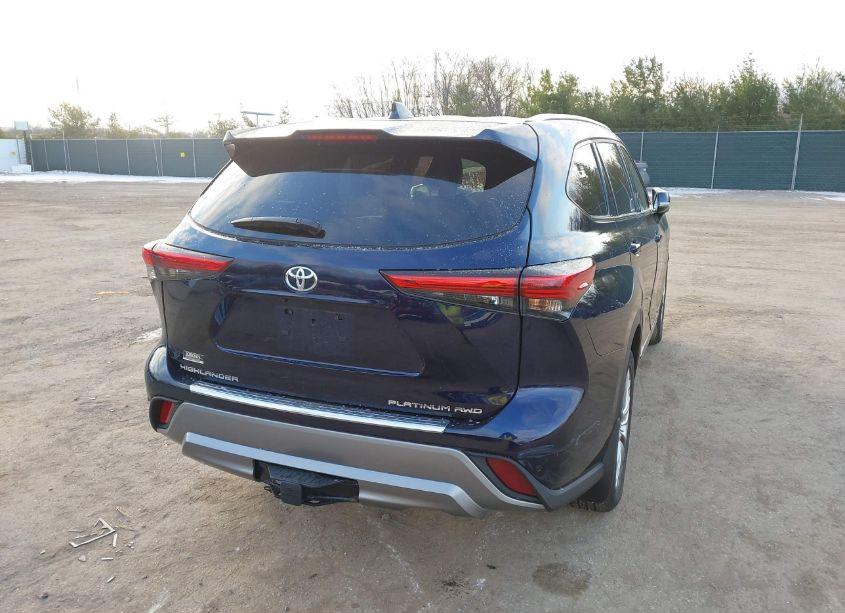 Photo 4 of 2022 Toyota Highlander PLATINUM (VIN 5TDFZRBH1NS229671)