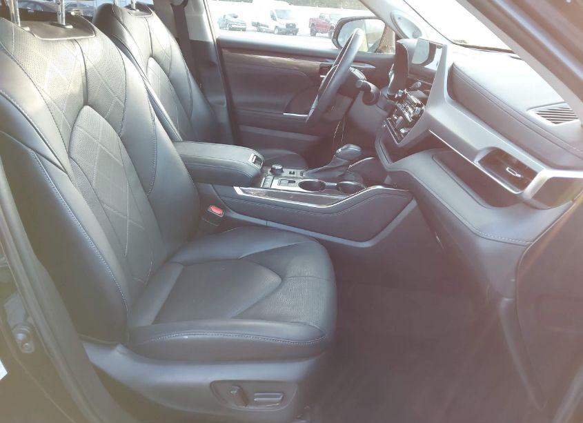 Photo 5 of 2022 Toyota Highlander PLATINUM (VIN 5TDFZRBH1NS229671)
