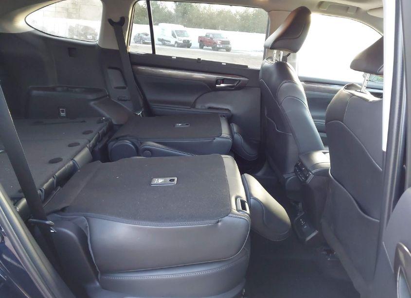 Photo 8 of 2022 Toyota Highlander PLATINUM (VIN 5TDFZRBH1NS229671)