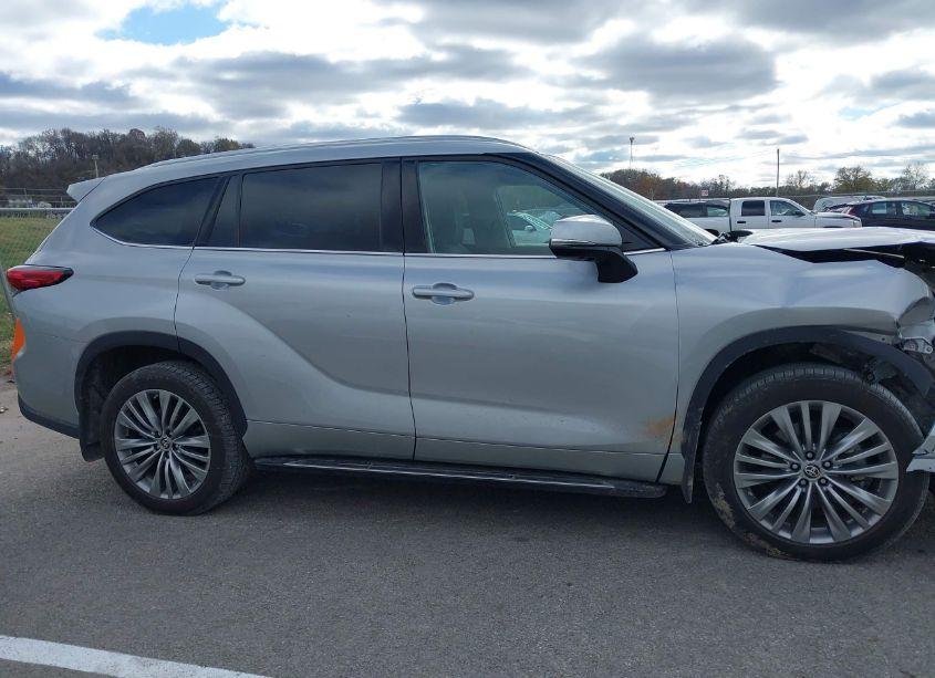 Photo 13 of 2021 Toyota Highlander PLATINUM (VIN 5TDFZRBH2MS079651)