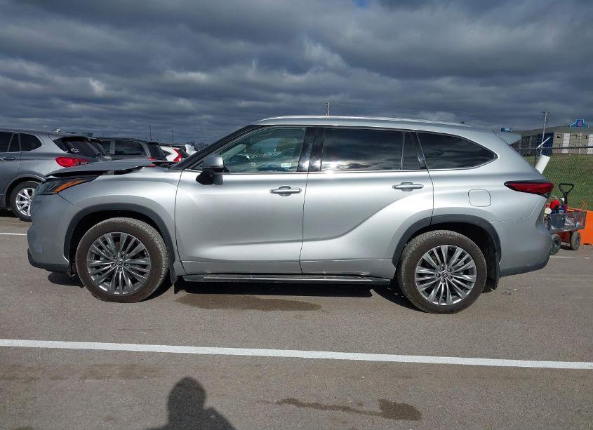 Photo 14 of 2021 Toyota Highlander PLATINUM (VIN 5TDFZRBH2MS079651)