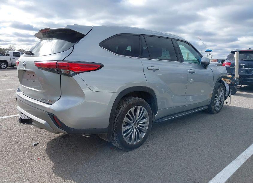 Photo 4 of 2021 Toyota Highlander PLATINUM (VIN 5TDFZRBH2MS079651)