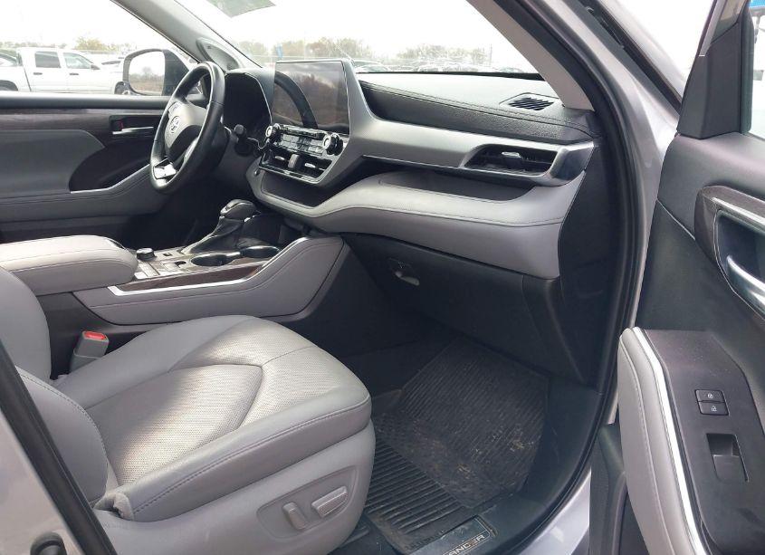 Photo 5 of 2021 Toyota Highlander PLATINUM (VIN 5TDFZRBH2MS079651)