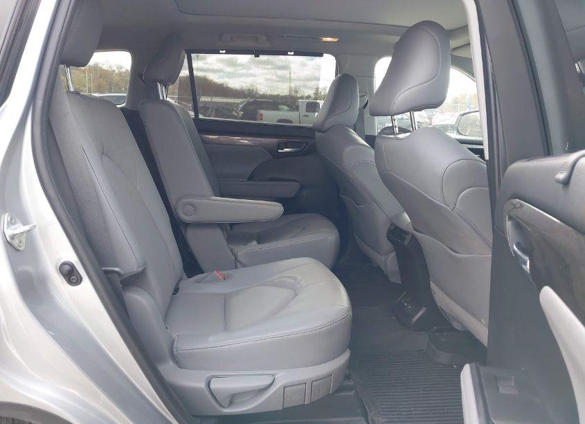 Photo 8 of 2021 Toyota Highlander PLATINUM (VIN 5TDFZRBH2MS079651)