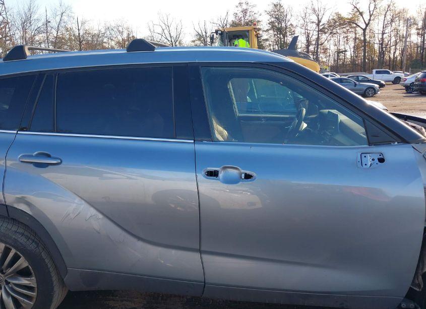 Photo 13 of 2021 Toyota Highlander PLATINUM (VIN 5TDFZRBH2MS144529)