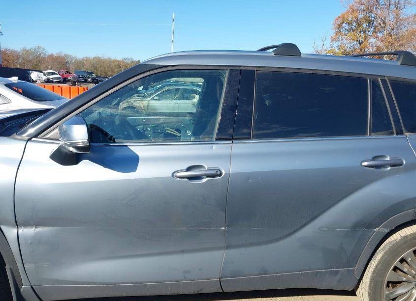 Photo 14 of 2021 Toyota Highlander PLATINUM (VIN 5TDFZRBH2MS144529)