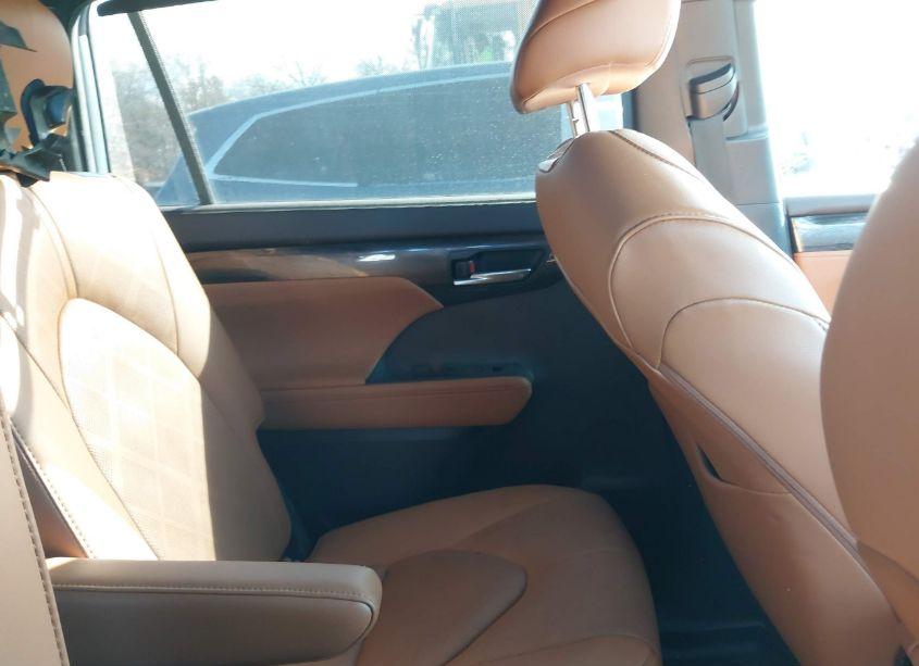 Photo 8 of 2021 Toyota Highlander PLATINUM (VIN 5TDFZRBH2MS144529)
