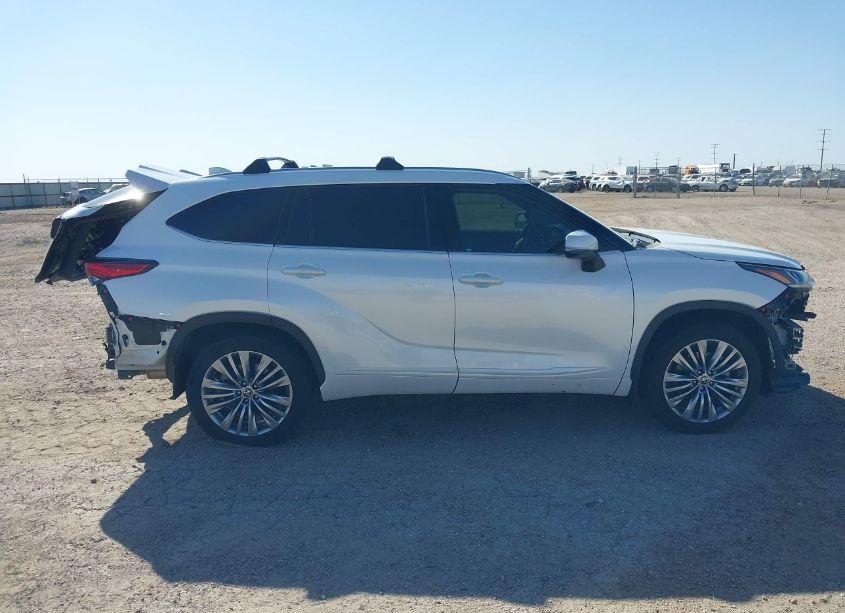 Photo 14 of 2022 Toyota Highlander PLATINUM (VIN 5TDFZRBH4NS238462)