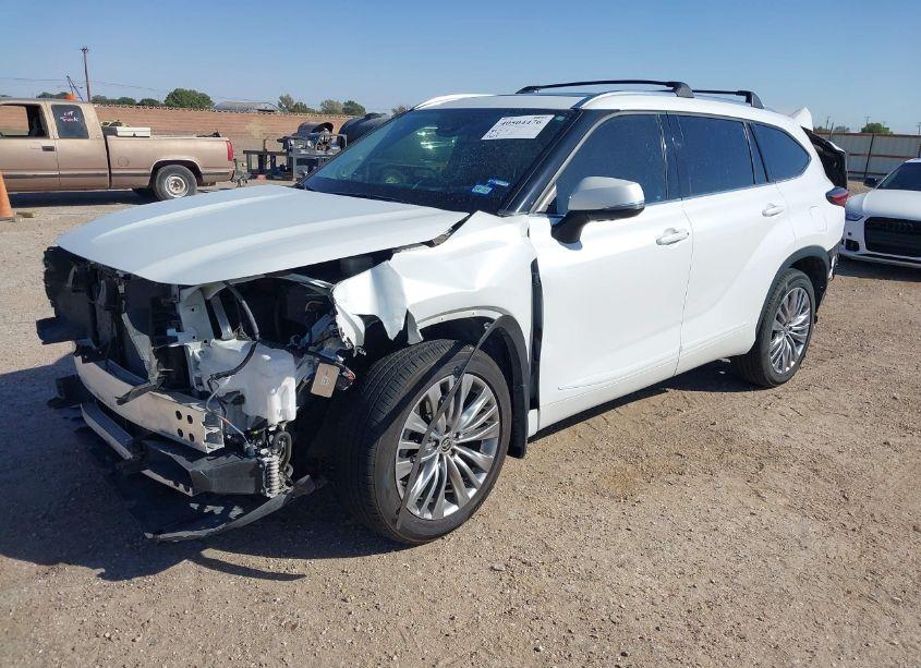 Photo 2 of 2022 Toyota Highlander PLATINUM (VIN 5TDFZRBH4NS238462)