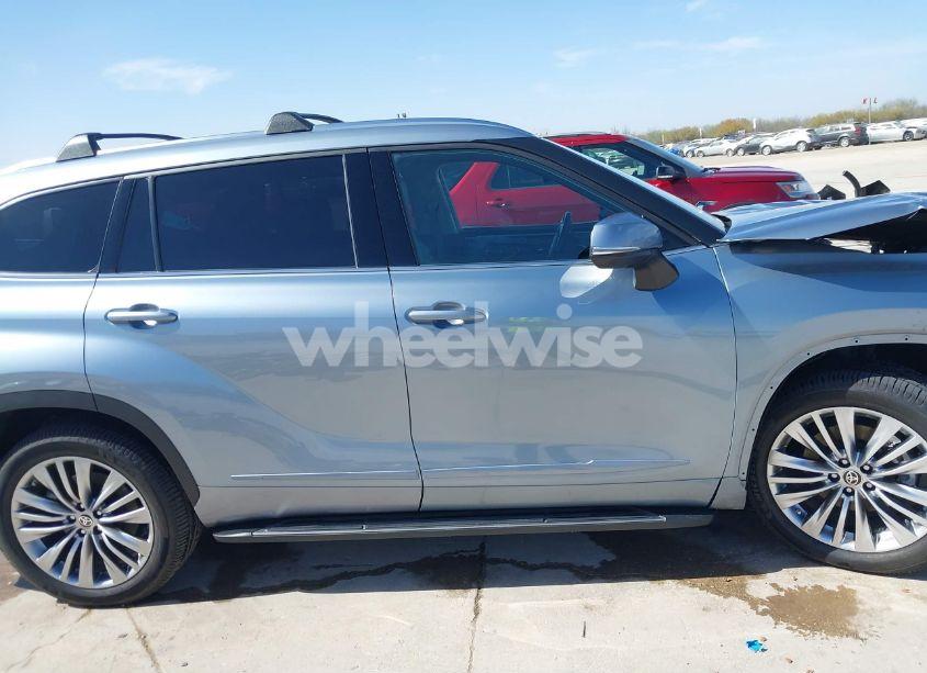 Photo 14 of 2021 Toyota Highlander PLATINUM (VIN 5TDFZRBH5MS095732)