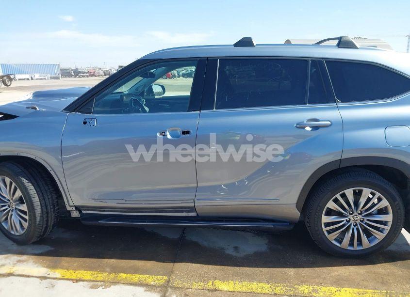 Photo 15 of 2021 Toyota Highlander PLATINUM (VIN 5TDFZRBH5MS095732)