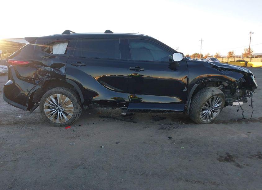 Photo 14 of 2022 Toyota Highlander PLATINUM (VIN 5TDFZRBH6NS256039)