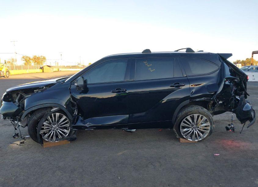 Photo 15 of 2022 Toyota Highlander PLATINUM (VIN 5TDFZRBH6NS256039)