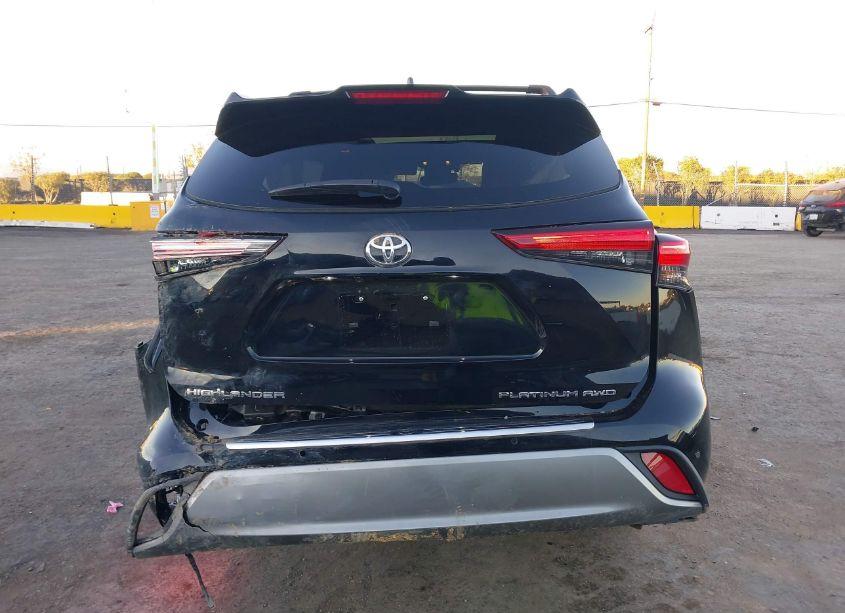 Photo 17 of 2022 Toyota Highlander PLATINUM (VIN 5TDFZRBH6NS256039)