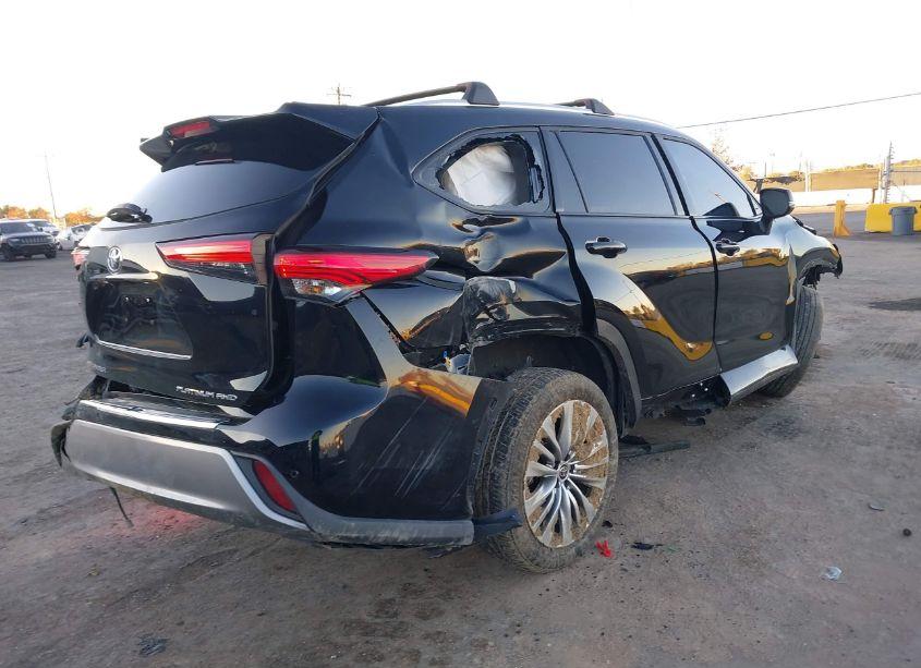 Photo 4 of 2022 Toyota Highlander PLATINUM (VIN 5TDFZRBH6NS256039)